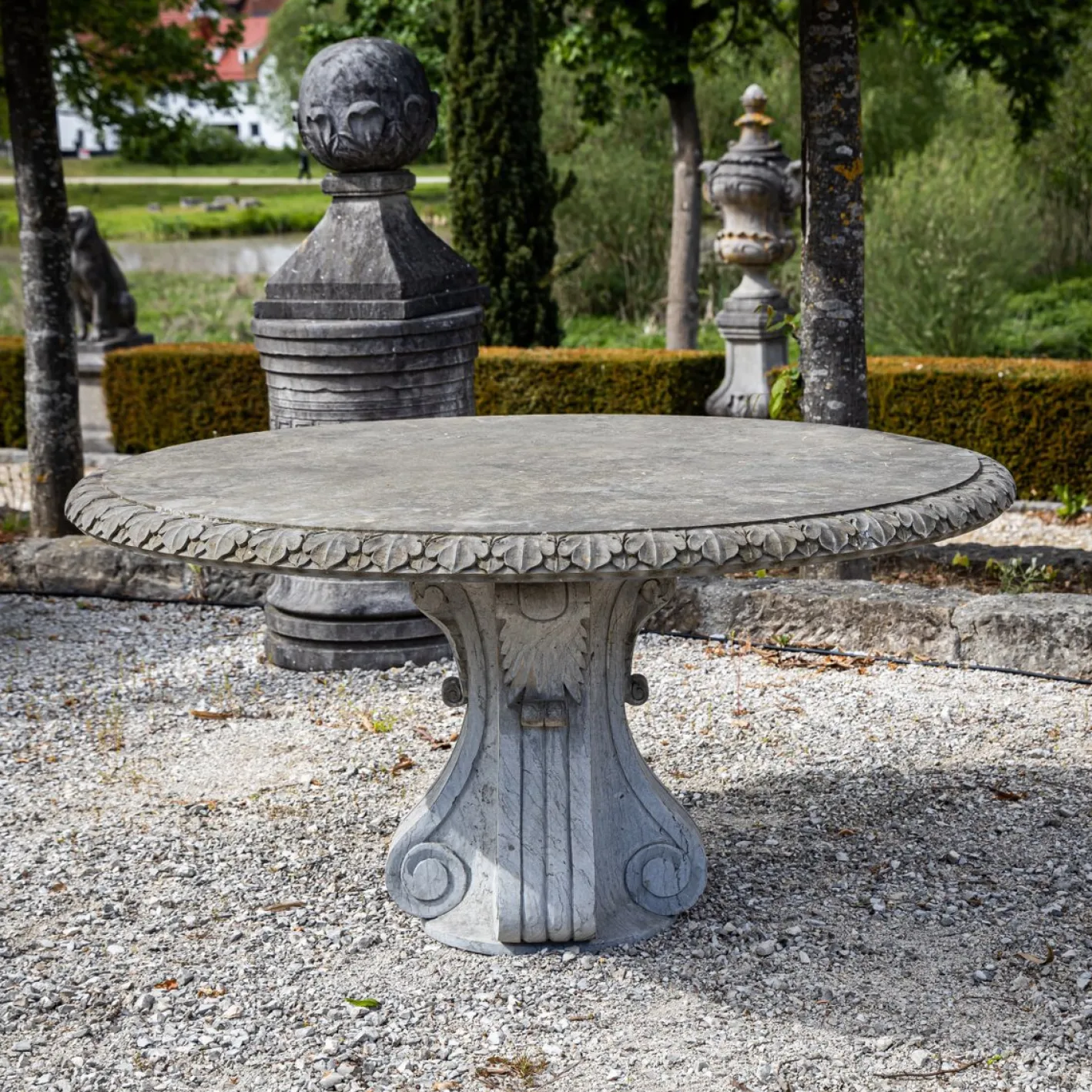 Gartentisch aus Naturstein