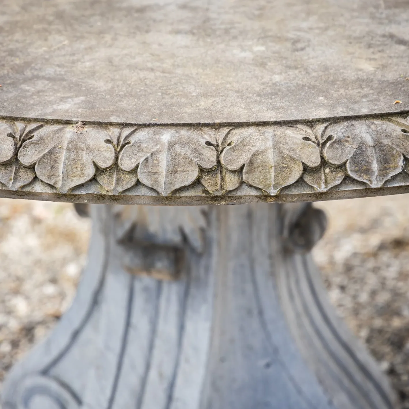Gartentisch aus Naturstein