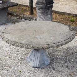 Gartentisch aus Naturstein