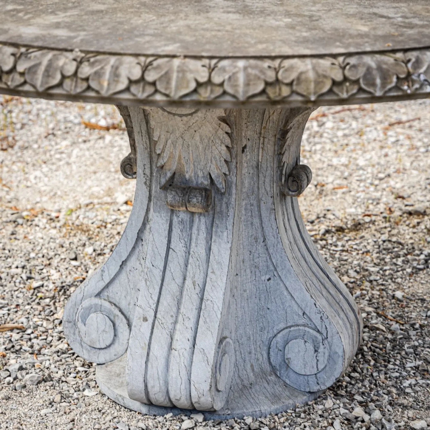 Gartentisch aus Naturstein
