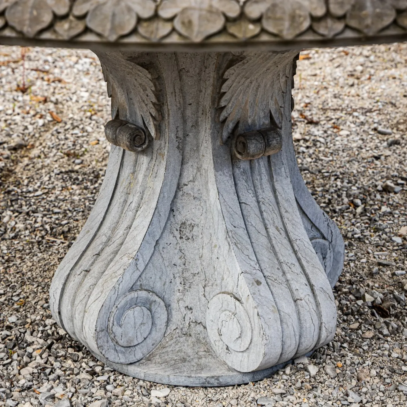 Gartentisch aus Naturstein