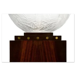 Geformte Glaskugel auf Maßgeschneiderter Leuchtsäule von Sabino