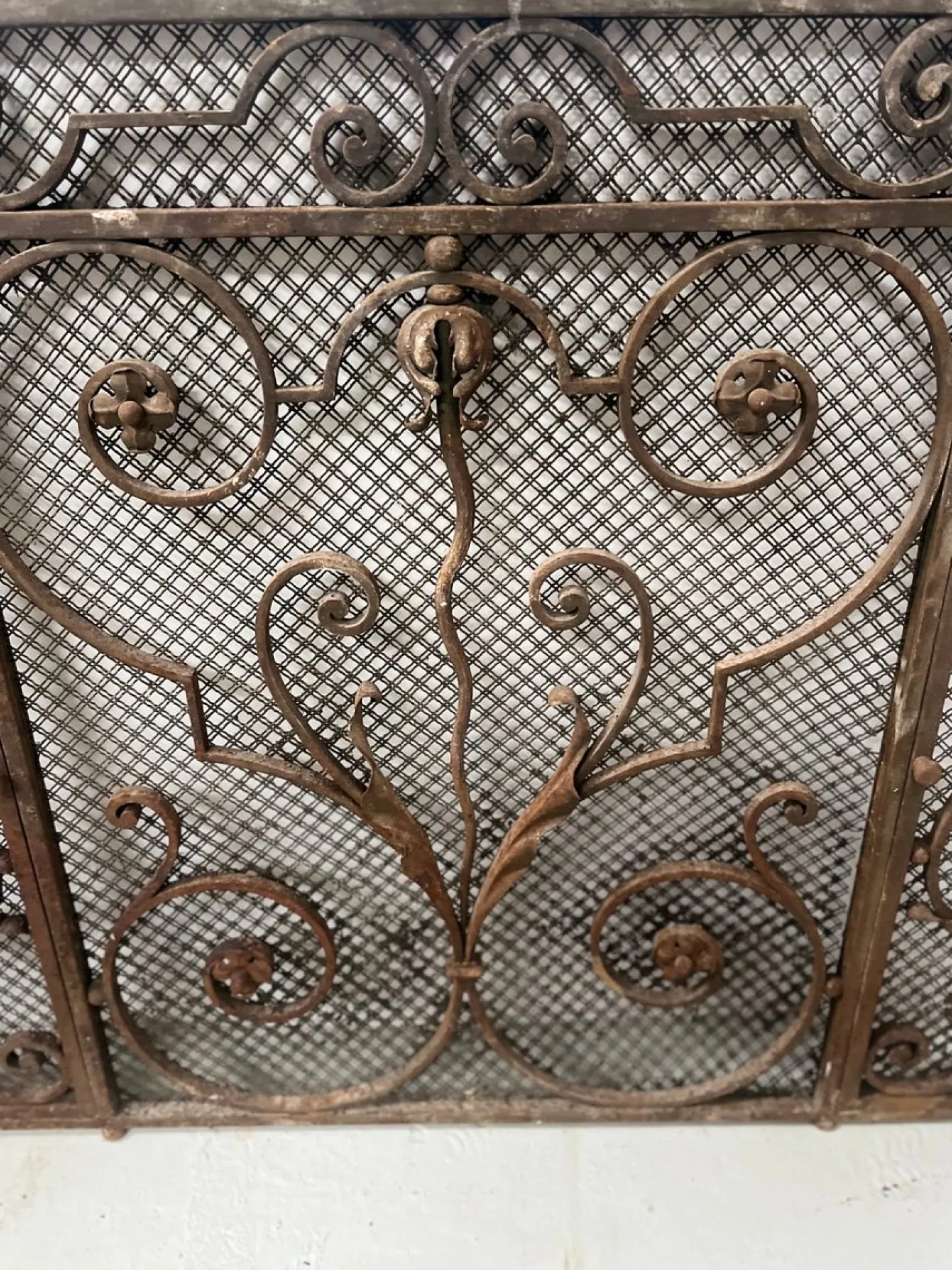 Gehämmertes Gitter aus Schmiedeeisen, 20. Jh.