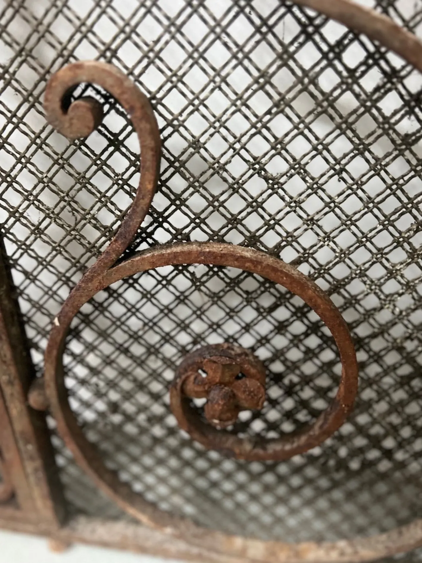 Gehämmertes Gitter aus Schmiedeeisen, 20. Jh.