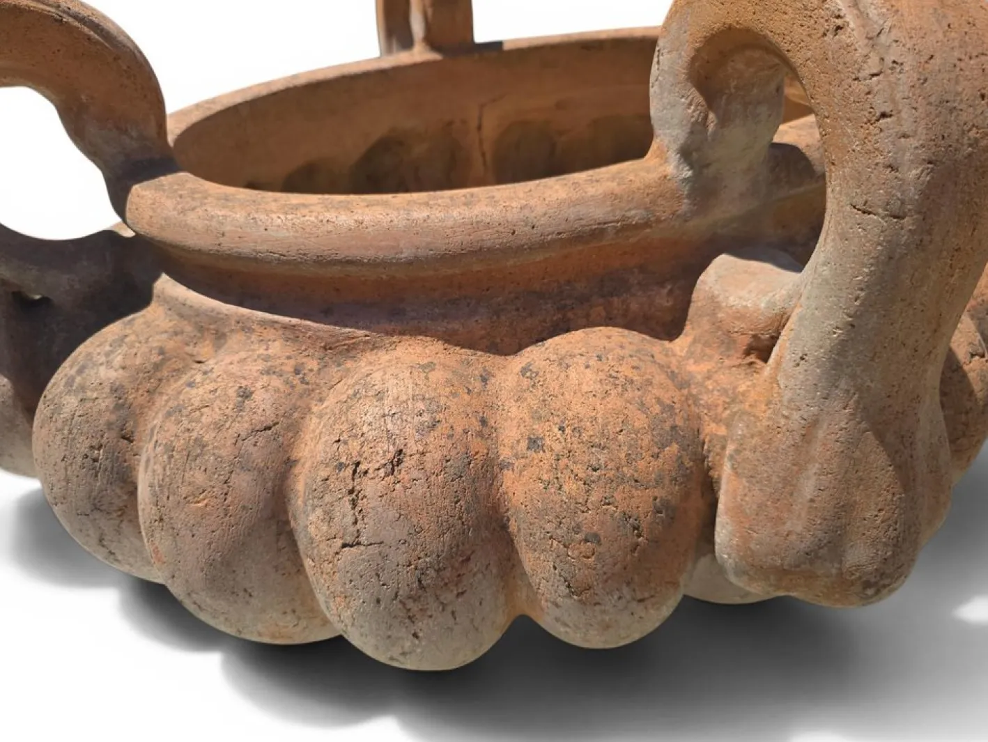 Gelappter italienischer Krater aus Terrakotta mit Griffen, 1950
