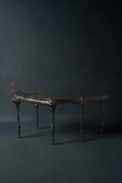 Genieße den Silence Schreibtisch aus Gussbronze von William Guillon