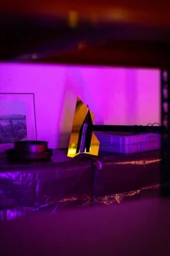 Geometrische Flare 04 Tischlampe von Jennifer Midoz