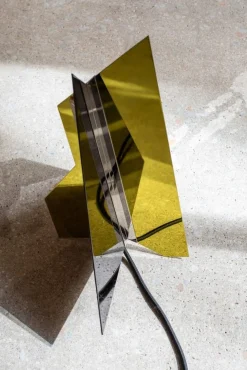 Geometrische Flare 04 Tischlampe von Jennifer Midoz