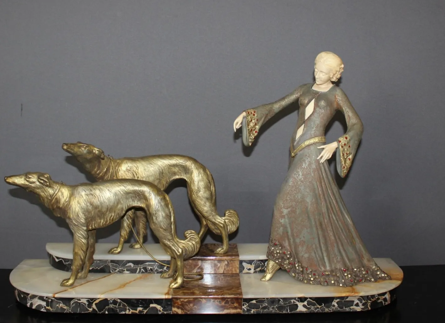 Georges Gori, Frau mit Windhunden, 1925, Faux Chryséléphantine