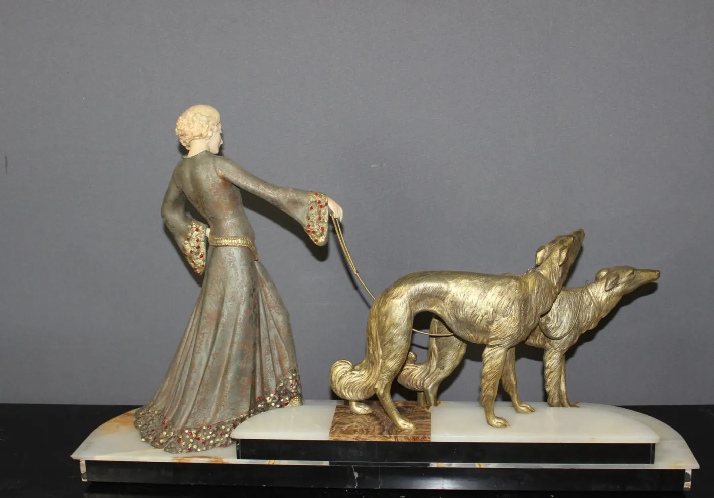 Georges Gori, Frau mit Windhunden, 1925, Faux Chryséléphantine