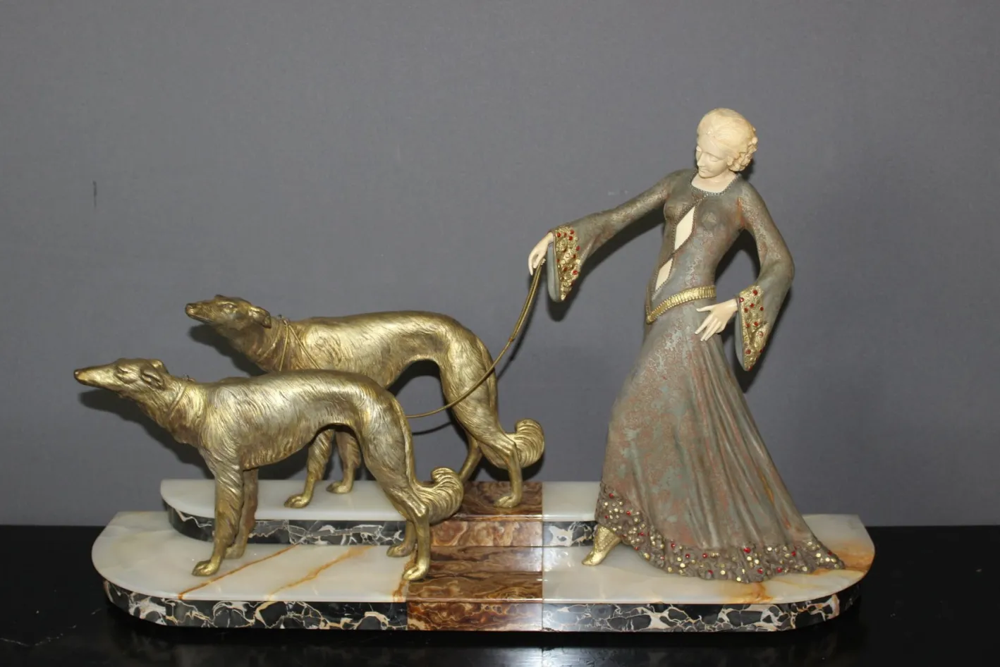 Georges Gori, Frau mit Windhunden, 1925, Faux Chryséléphantine