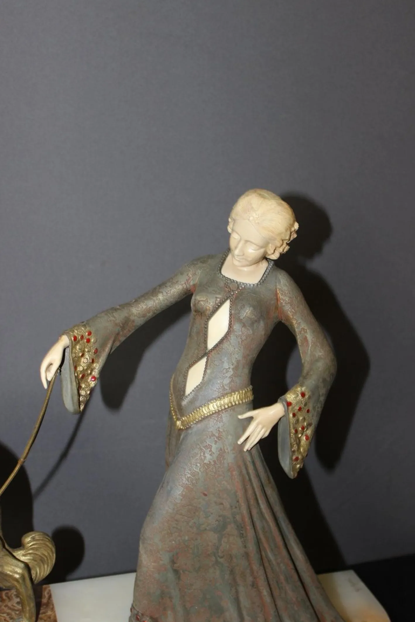 Georges Gori, Frau mit Windhunden, 1925, Faux Chryséléphantine