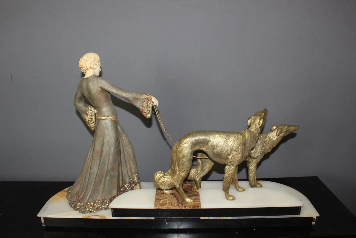 Georges Gori, Frau mit Windhunden, 1925, Faux Chryséléphantine