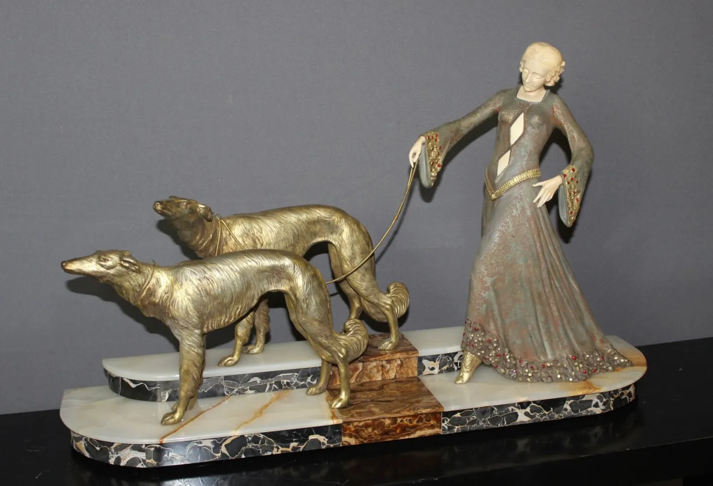 Georges Gori, Frau mit Windhunden, 1925, Faux Chryséléphantine