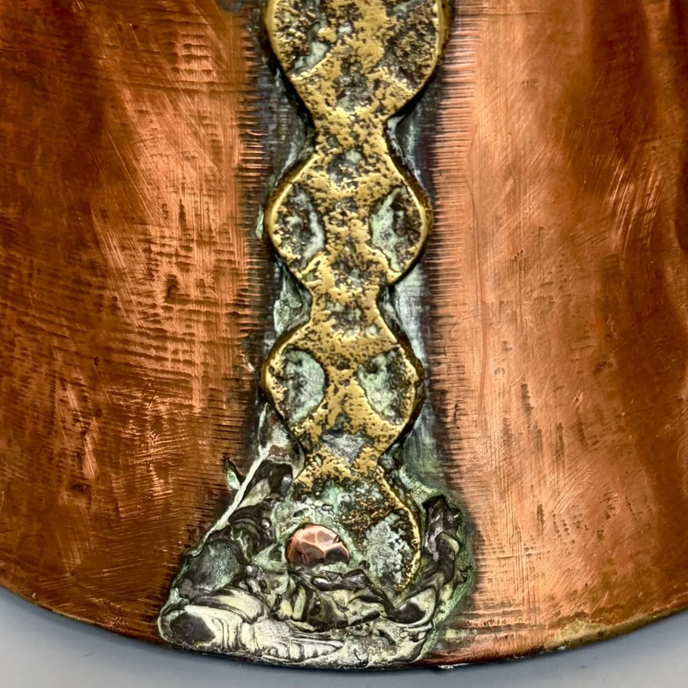 Georgianischer Krug aus handgehämmertem Kupfer mit klappbarem Deckel & Beschlägen aus Messing, 1800er