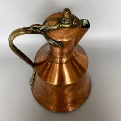 Georgianischer Krug aus handgehämmertem Kupfer mit klappbarem Deckel & Beschlägen aus Messing, 1800er