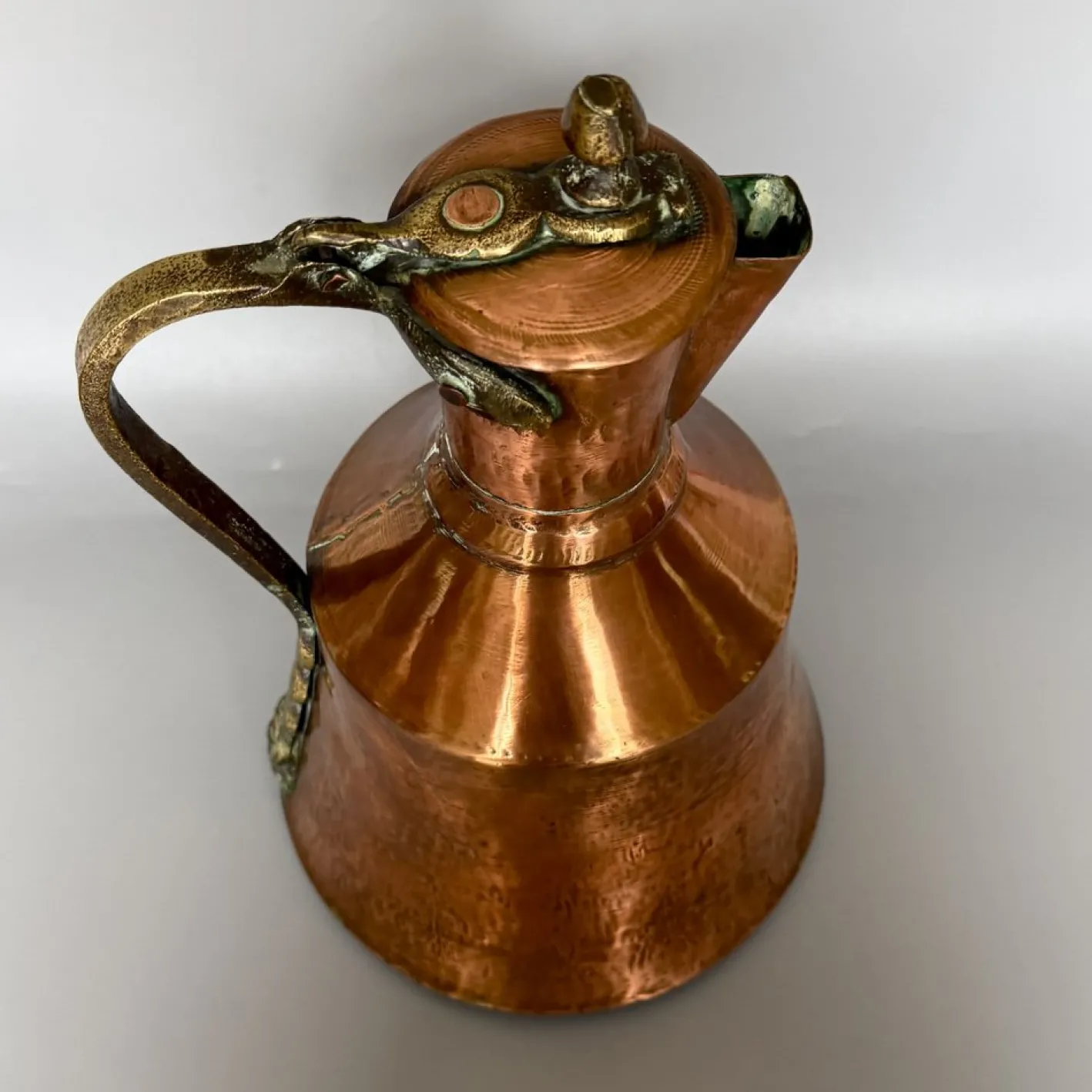 Georgianischer Krug aus handgehämmertem Kupfer mit klappbarem Deckel & Beschlägen aus Messing, 1800er
