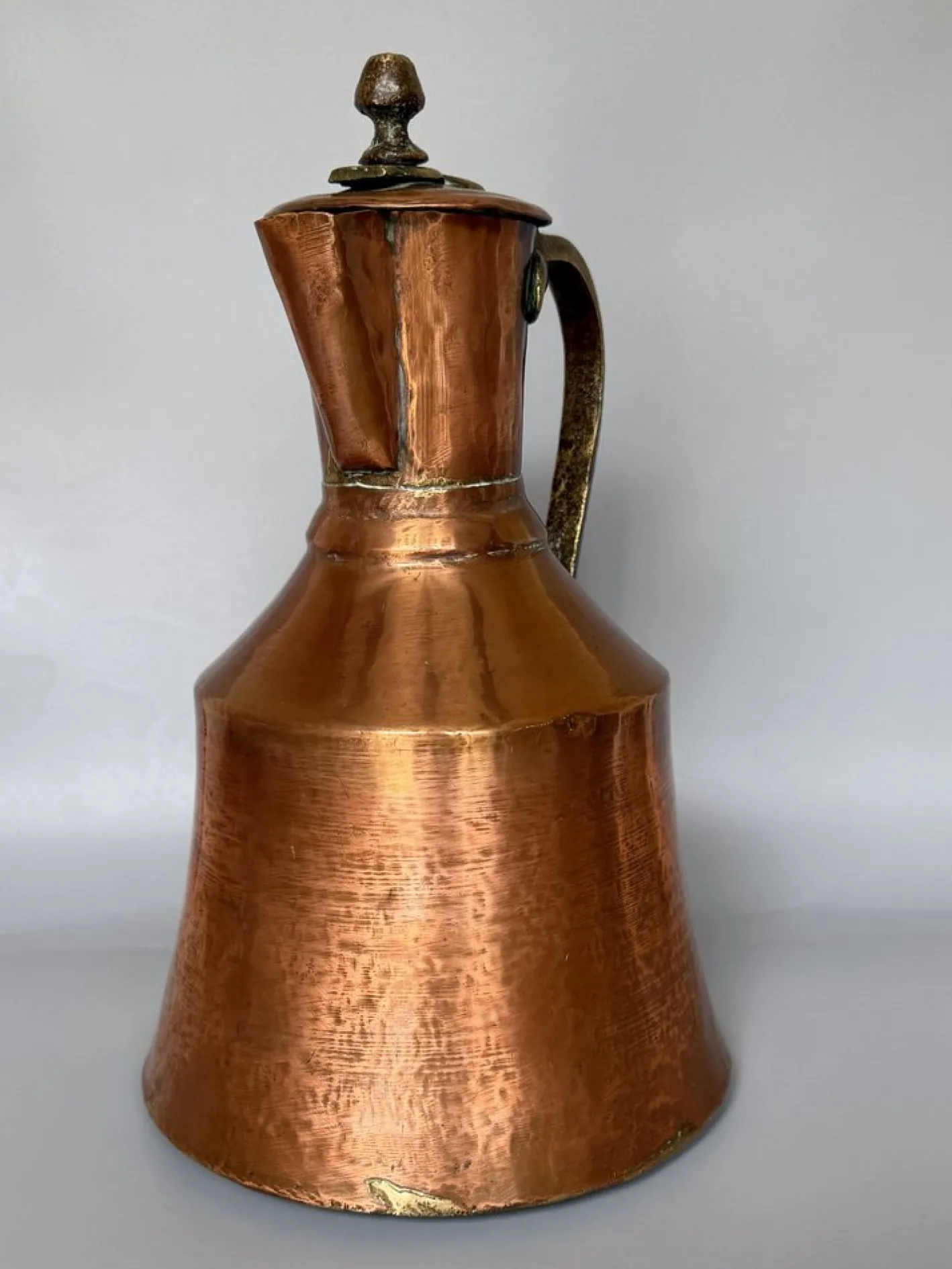 Georgianischer Krug aus handgehämmertem Kupfer mit klappbarem Deckel & Beschlägen aus Messing, 1800er