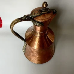 Georgianischer Krug aus handgehämmertem Kupfer mit klappbarem Deckel & Beschlägen aus Messing, 1800er
