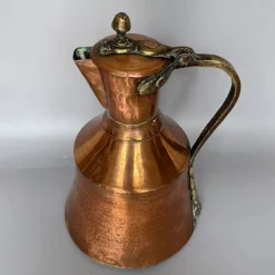 Georgianischer Krug aus handgehämmertem Kupfer mit klappbarem Deckel & Beschlägen aus Messing, 1800er