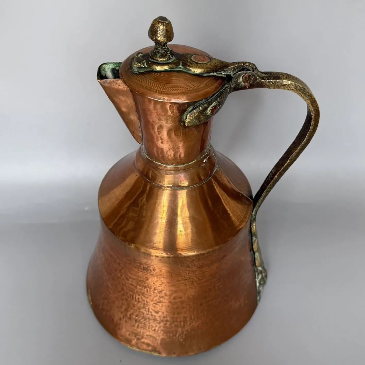 Georgianischer Krug aus handgehämmertem Kupfer mit klappbarem Deckel & Beschlägen aus Messing, 1800er