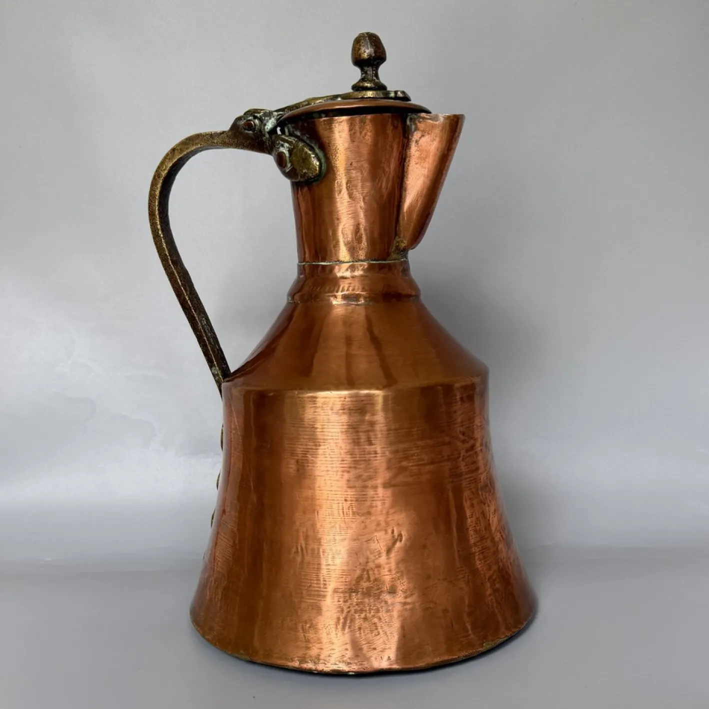 Georgianischer Krug aus handgehämmertem Kupfer mit klappbarem Deckel & Beschlägen aus Messing, 1800er