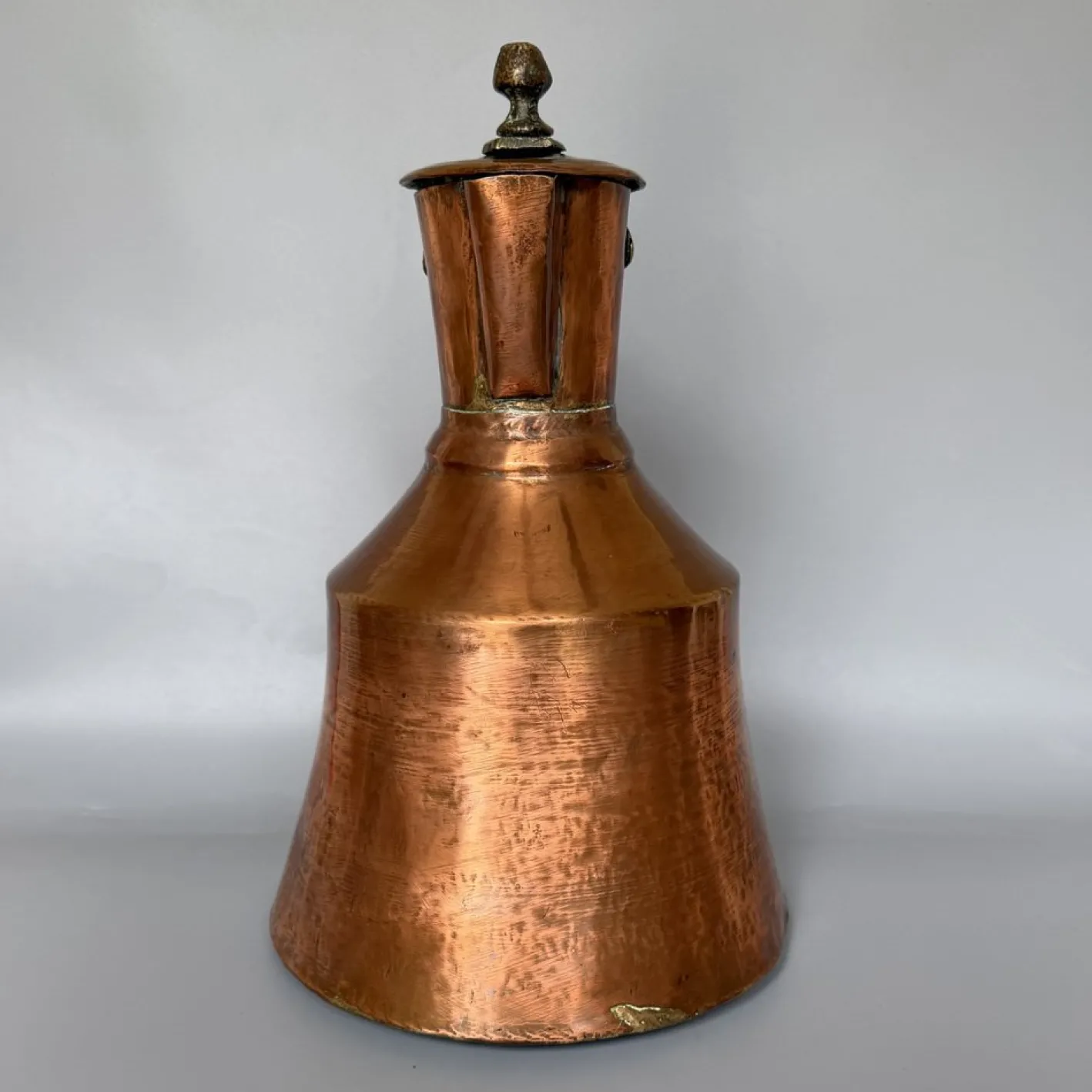 Georgianischer Krug aus handgehämmertem Kupfer mit klappbarem Deckel & Beschlägen aus Messing, 1800er