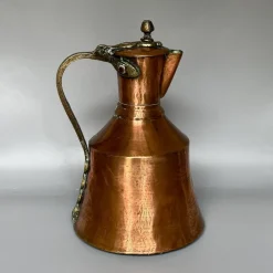 Georgianischer Krug aus handgehämmertem Kupfer mit klappbarem Deckel & Beschlägen aus Messing, 1800er
