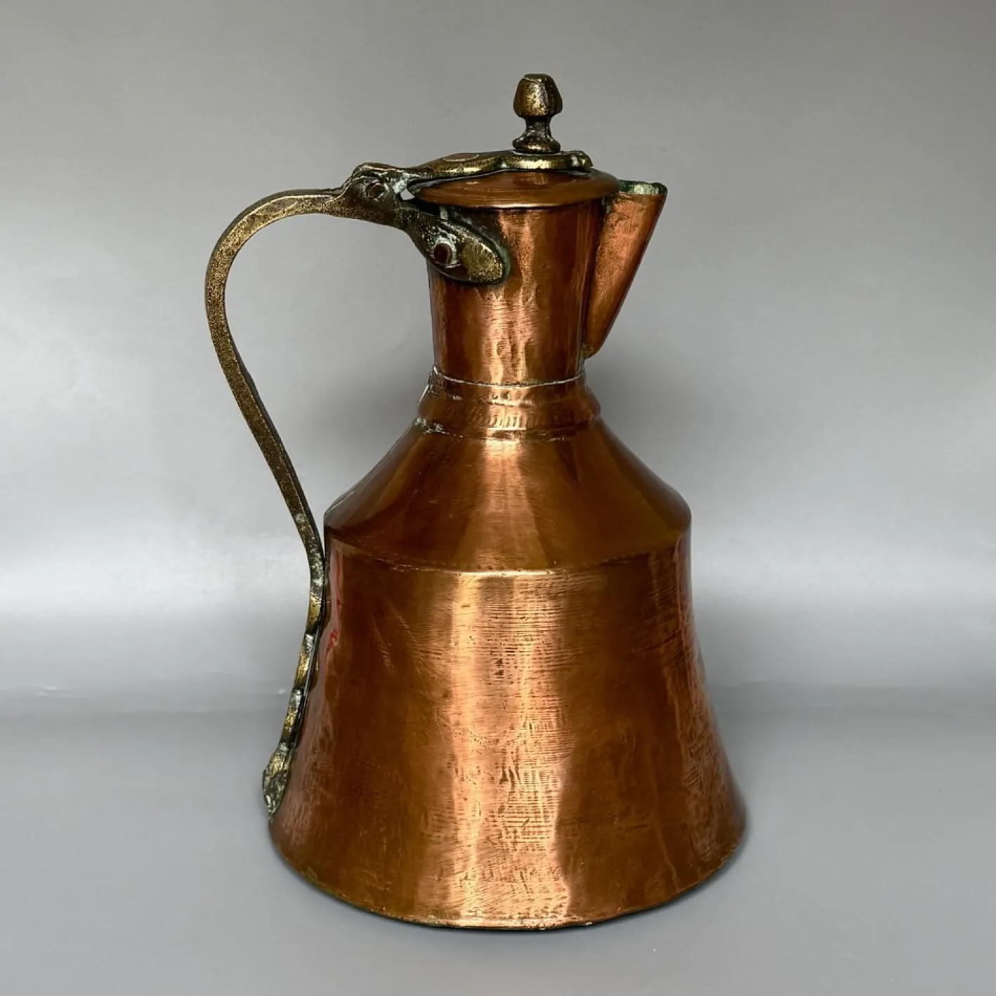 Georgianischer Krug aus handgehämmertem Kupfer mit klappbarem Deckel & Beschlägen aus Messing, 1800er