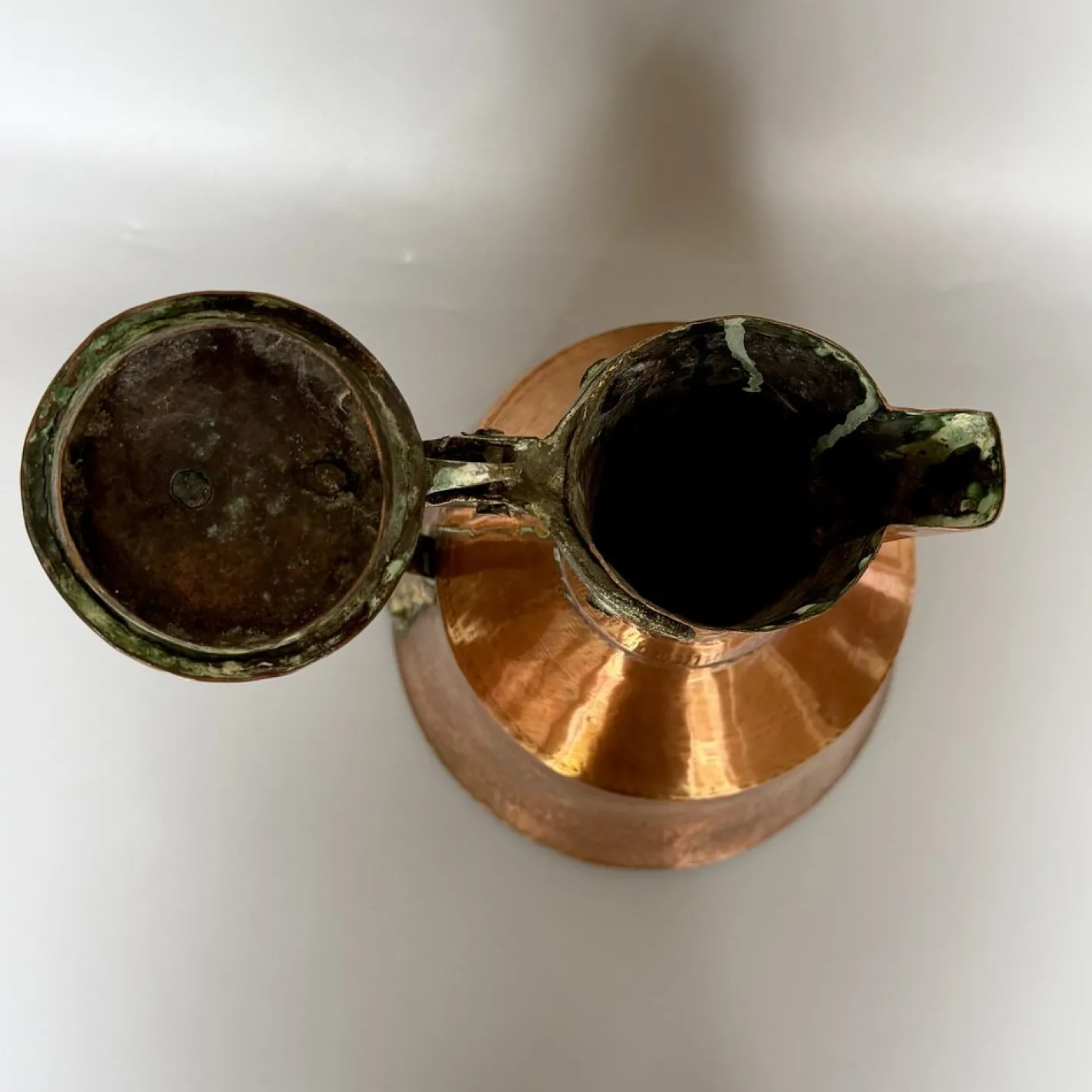 Georgianischer Krug aus handgehämmertem Kupfer mit klappbarem Deckel & Beschlägen aus Messing, 1800er