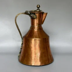 Georgianischer Krug aus handgehämmertem Kupfer mit klappbarem Deckel & Beschlägen aus Messing, 1800er