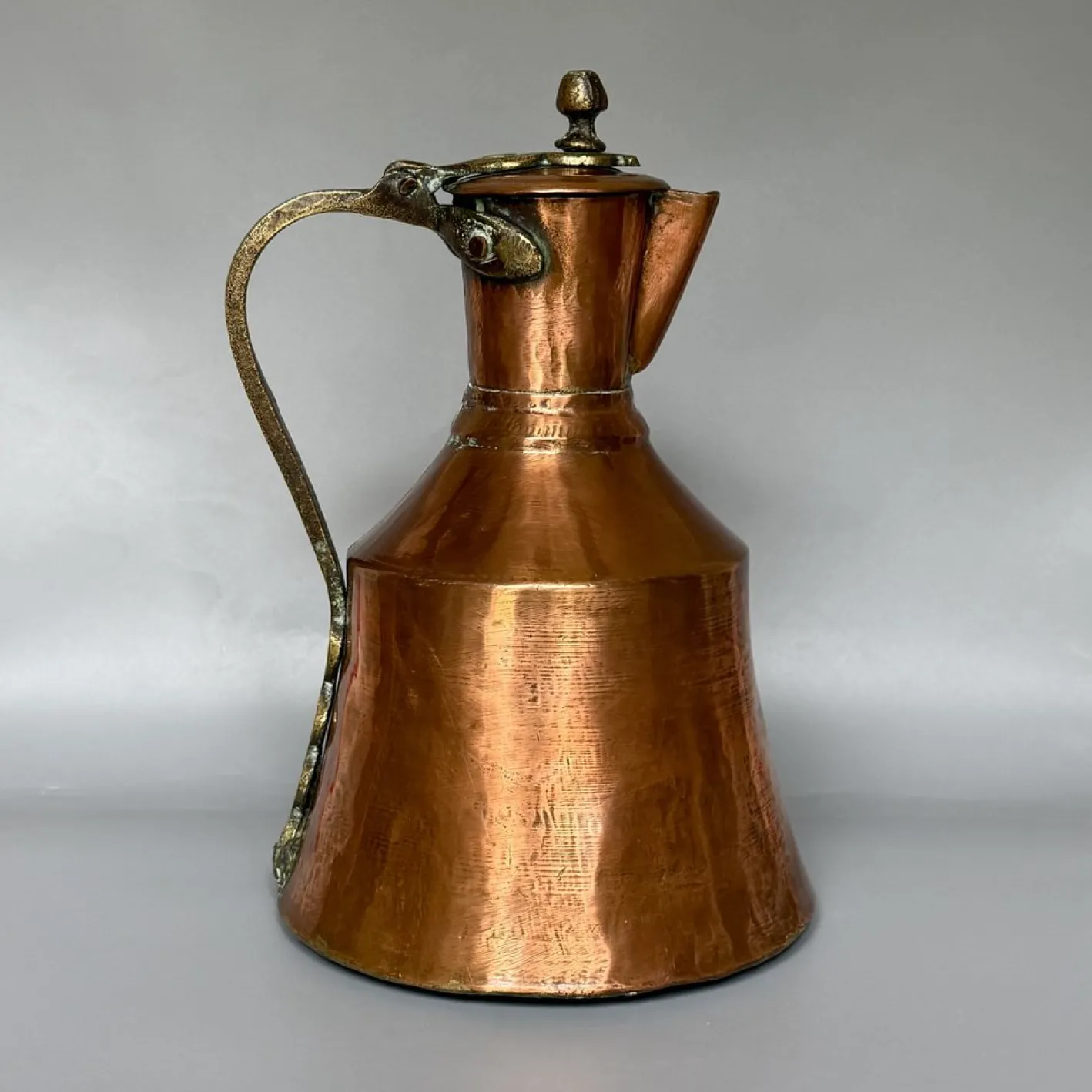 Georgianischer Krug aus handgehämmertem Kupfer mit klappbarem Deckel & Beschlägen aus Messing, 1800er