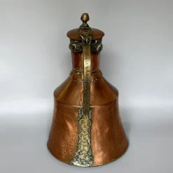 Georgianischer Krug aus handgehämmertem Kupfer mit klappbarem Deckel & Beschlägen aus Messing, 1800er
