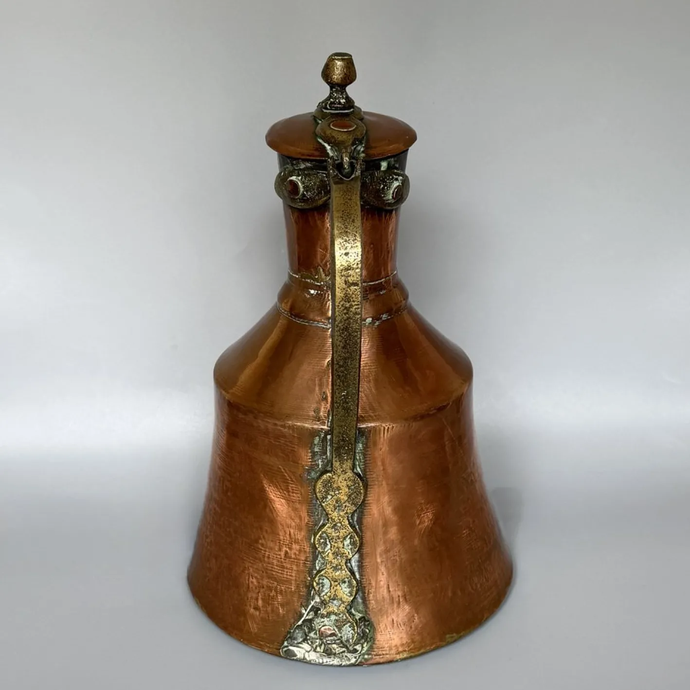 Georgianischer Krug aus handgehämmertem Kupfer mit klappbarem Deckel & Beschlägen aus Messing, 1800er