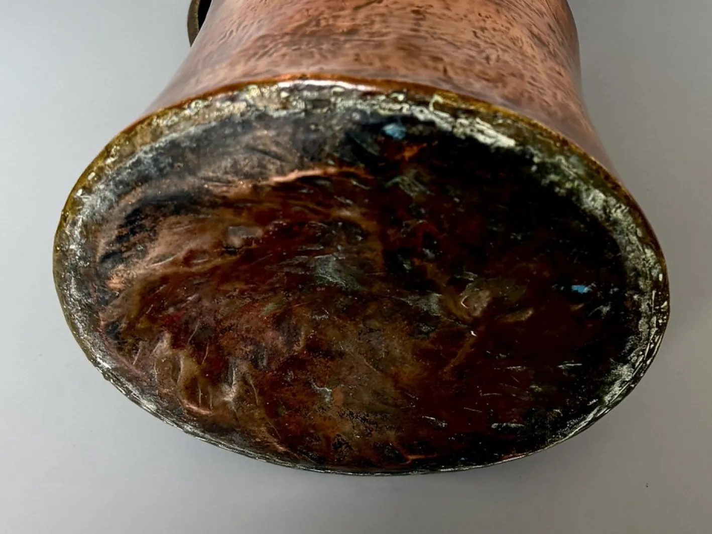 Georgianischer Krug aus handgehämmertem Kupfer mit klappbarem Deckel & Beschlägen aus Messing, 1800er