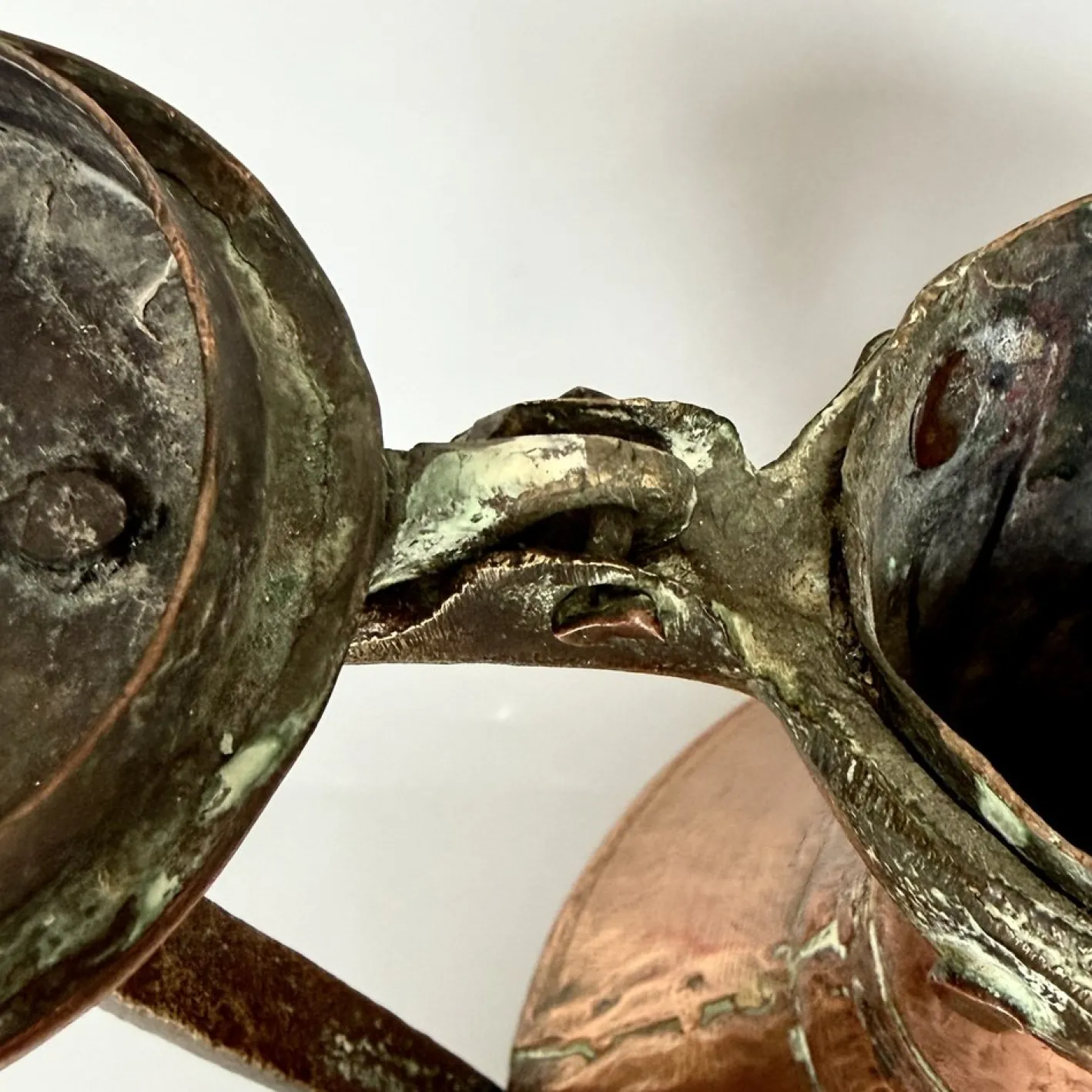 Georgianischer Krug aus handgehämmertem Kupfer mit klappbarem Deckel & Beschlägen aus Messing, 1800er