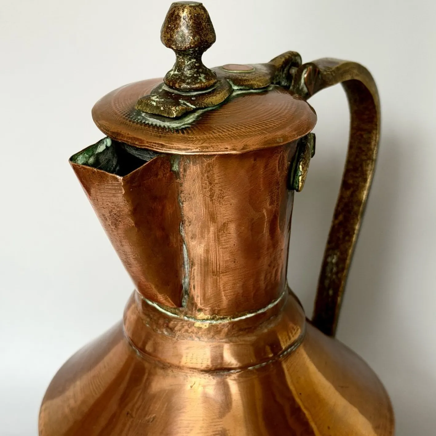 Georgianischer Krug aus handgehämmertem Kupfer mit klappbarem Deckel & Beschlägen aus Messing, 1800er