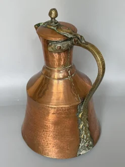 Georgianischer Krug aus handgehämmertem Kupfer mit klappbarem Deckel & Beschlägen aus Messing, 1800er