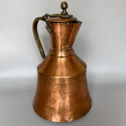 Georgianischer Krug aus handgehämmertem Kupfer mit klappbarem Deckel & Beschlägen aus Messing, 1800er