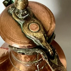 Georgianischer Krug aus handgehämmertem Kupfer mit klappbarem Deckel & Beschlägen aus Messing, 1800er
