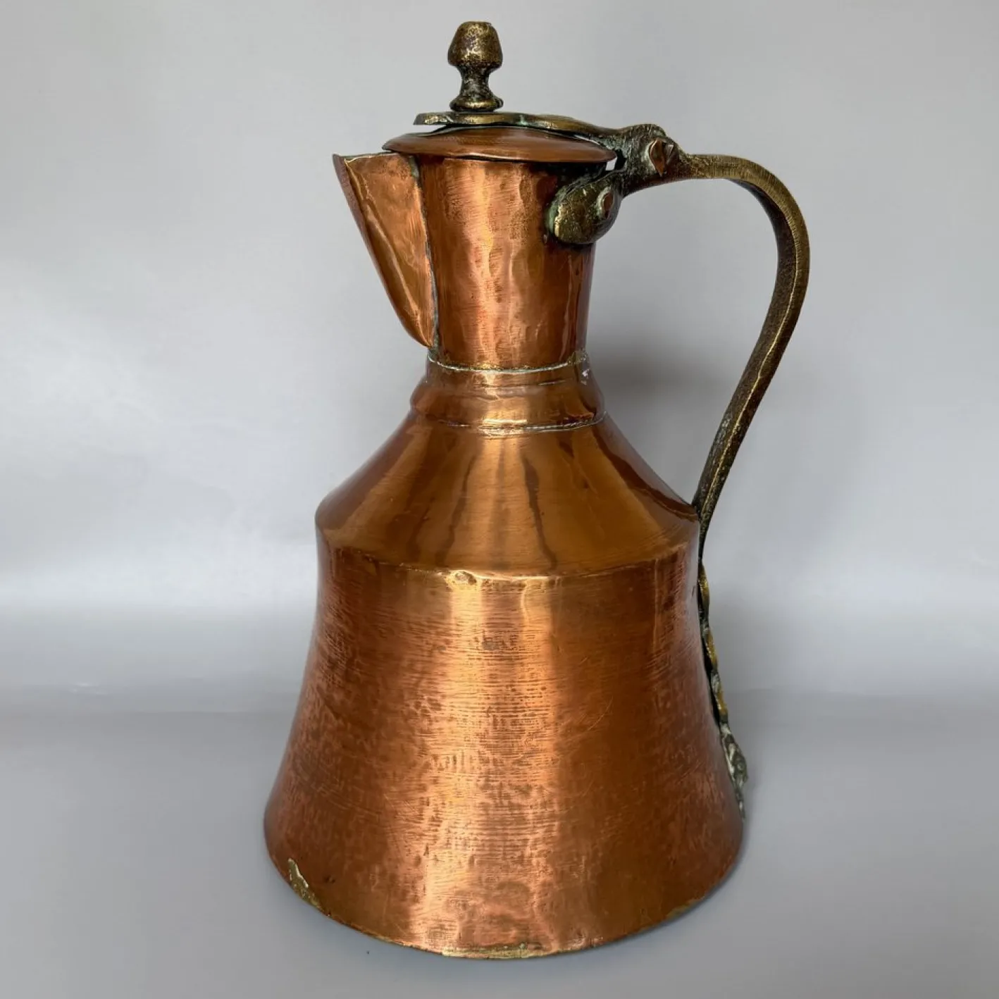 Georgianischer Krug aus handgehämmertem Kupfer mit klappbarem Deckel & Beschlägen aus Messing, 1800er