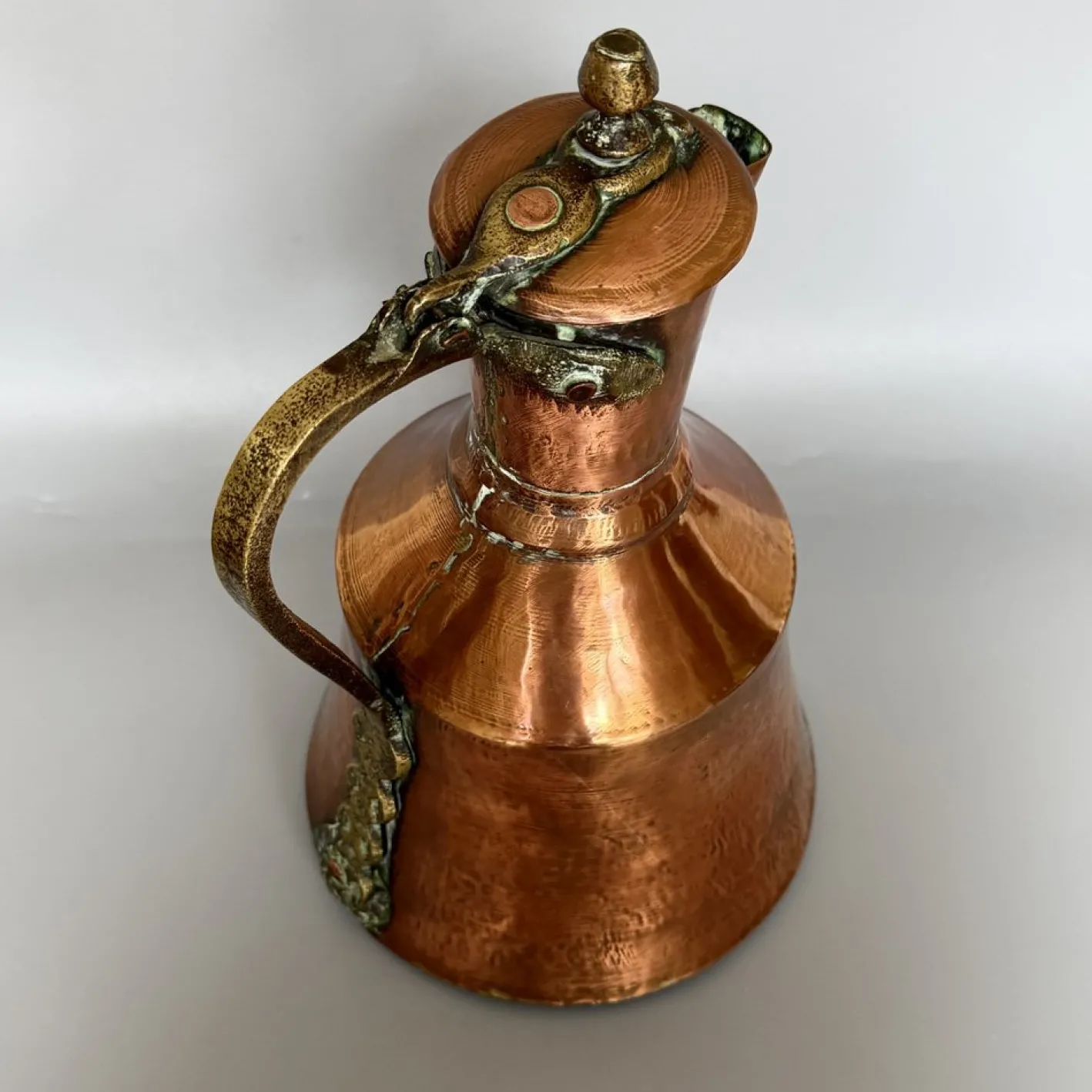 Georgianischer Krug aus handgehämmertem Kupfer mit klappbarem Deckel & Beschlägen aus Messing, 1800er