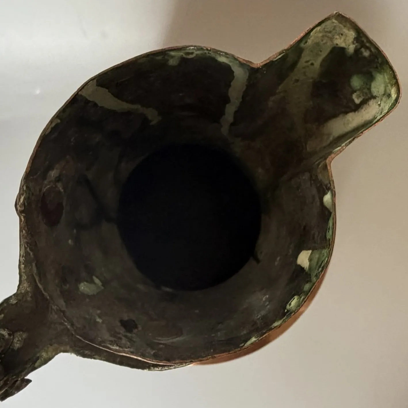 Georgianischer Krug aus handgehämmertem Kupfer mit klappbarem Deckel & Beschlägen aus Messing, 1800er