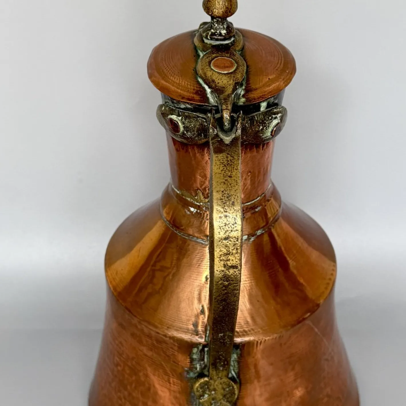 Georgianischer Krug aus handgehämmertem Kupfer mit klappbarem Deckel & Beschlägen aus Messing, 1800er