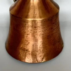 Georgianischer Krug aus handgehämmertem Kupfer mit klappbarem Deckel & Beschlägen aus Messing, 1800er