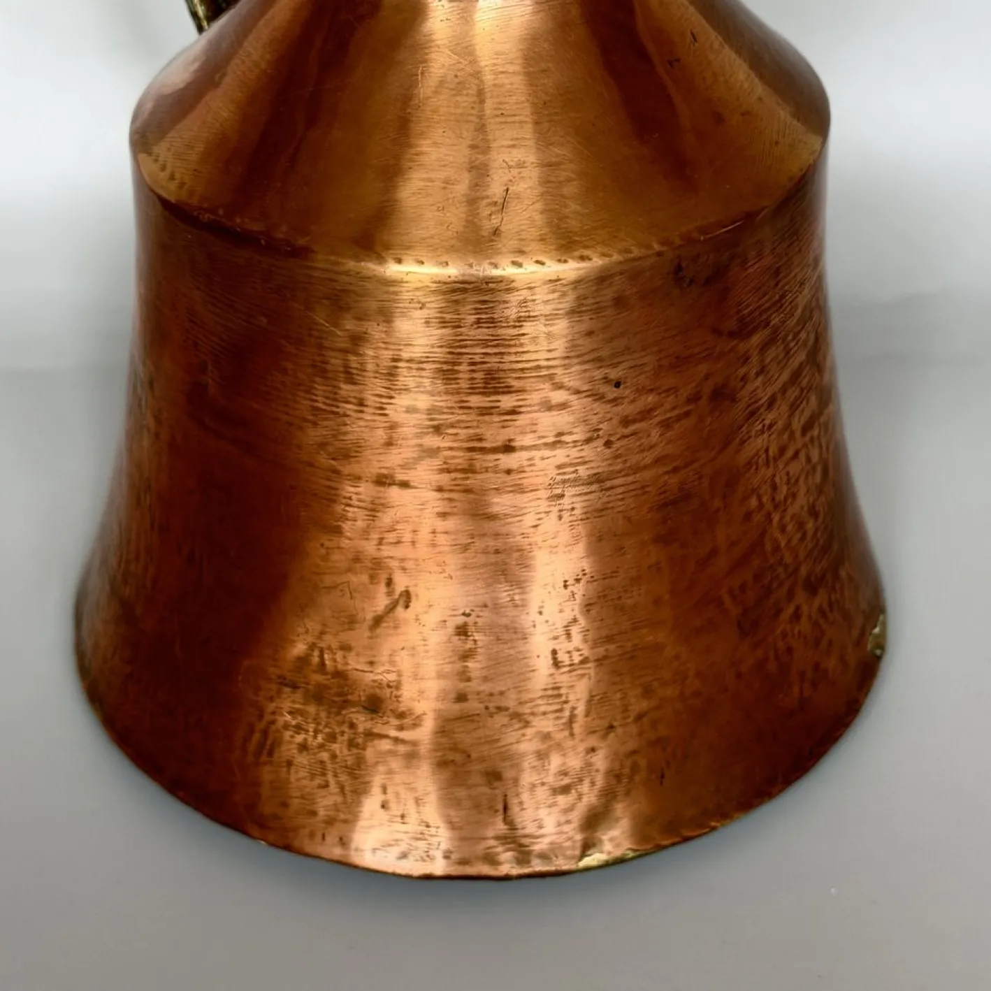Georgianischer Krug aus handgehämmertem Kupfer mit klappbarem Deckel & Beschlägen aus Messing, 1800er