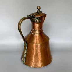 Georgianischer Krug aus handgehämmertem Kupfer mit klappbarem Deckel & Beschlägen aus Messing, 1800er