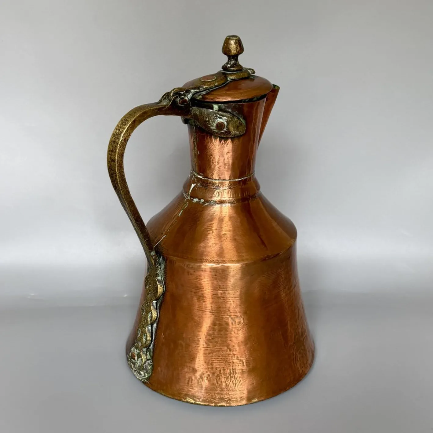 Georgianischer Krug aus handgehämmertem Kupfer mit klappbarem Deckel & Beschlägen aus Messing, 1800er