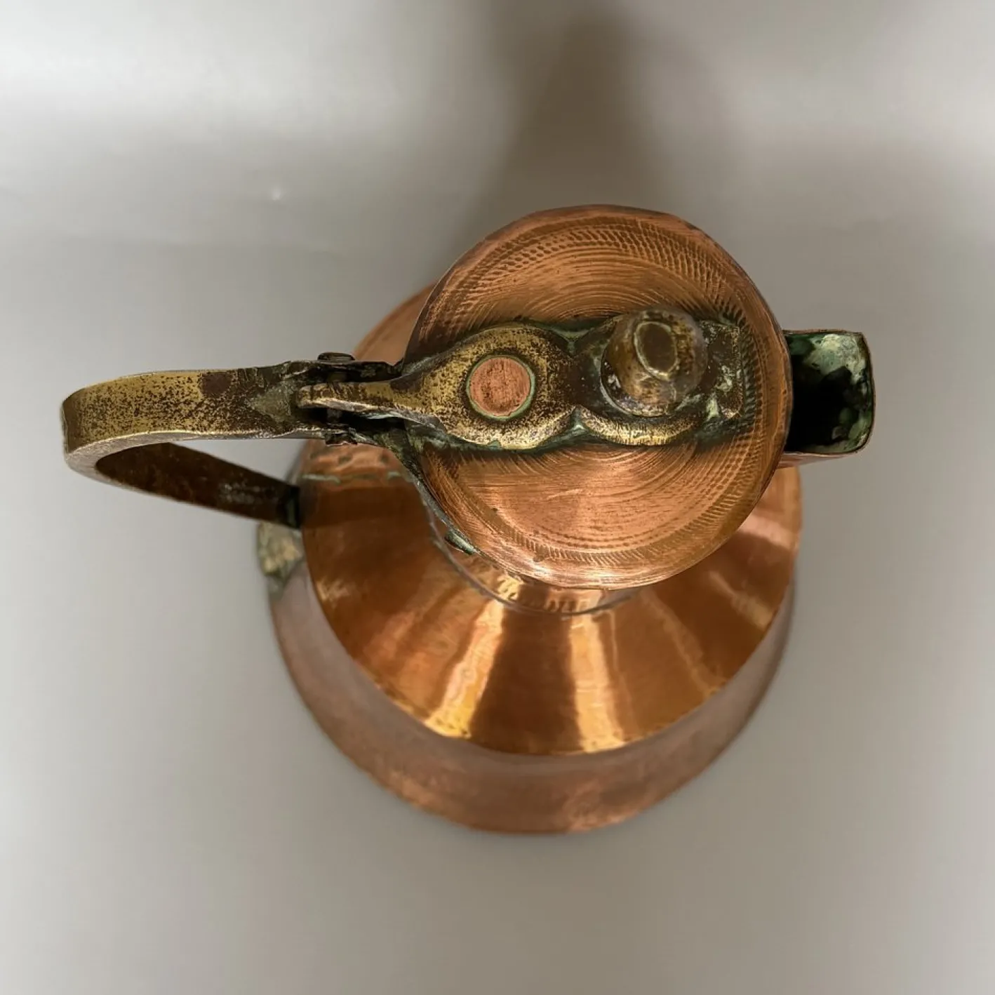 Georgianischer Krug aus handgehämmertem Kupfer mit klappbarem Deckel & Beschlägen aus Messing, 1800er