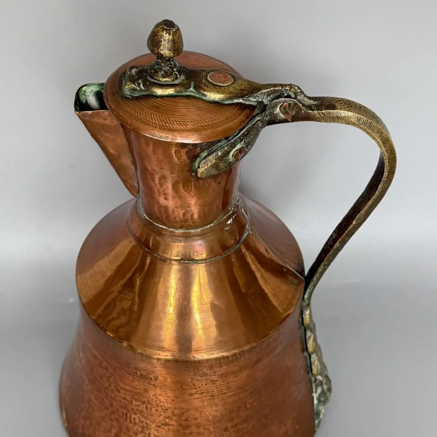 Georgianischer Krug aus handgehämmertem Kupfer mit klappbarem Deckel & Beschlägen aus Messing, 1800er